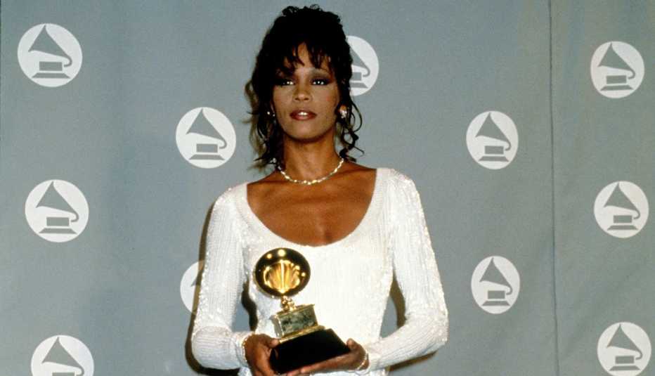 Whitney Houston asiste a la 36a Entrega Anual de los Premios Grammy celebrada en el Radio City Music Hall alrededor de 1994 en la ciudad de Nueva York.