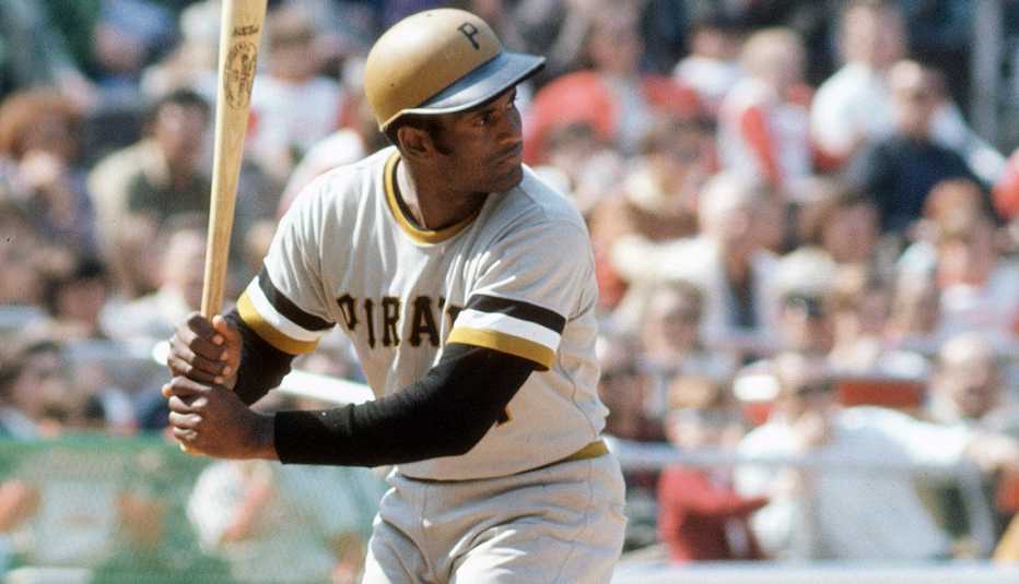 Roberto Clemente bateando para los Piratas en un juego de Grandes Ligas en 1970.