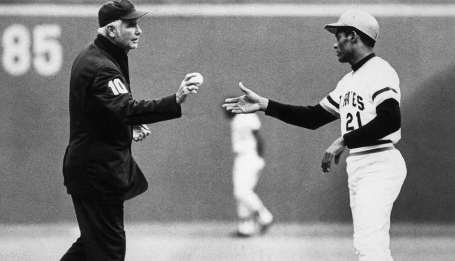 Tras conectar su hit 3,000, el árbitro, Doug Harvey, le entrega la pelota a Roberto Clemente.