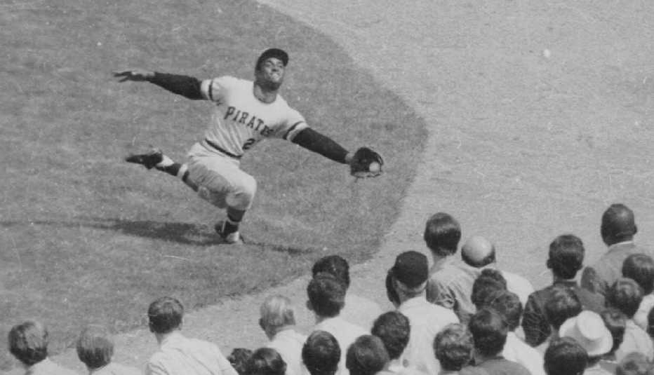 Roberto Clemente realiza una atrapada en el jardín derecho durante un juego contra los Mets de Nueva York en 1970.