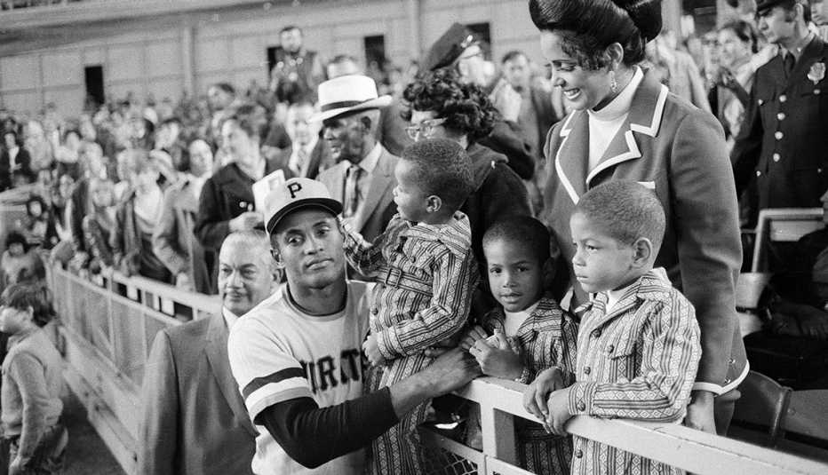 Roberto Clemente con su esposa y tres hijos en el Shea Stadium de Nueva York.