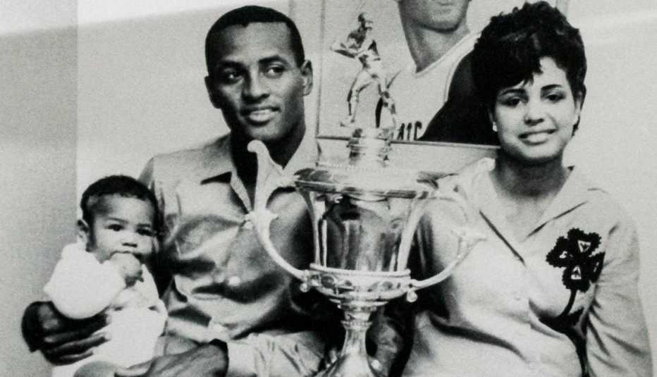 oberto Clemente con su esposa, su hijo pequeño y un trofeo de una liga de béisbol puertorriqueña.