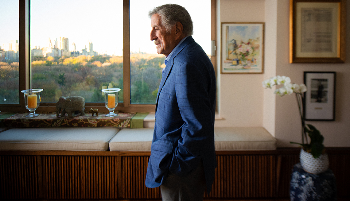 Tony Bennett caminando en una sala 