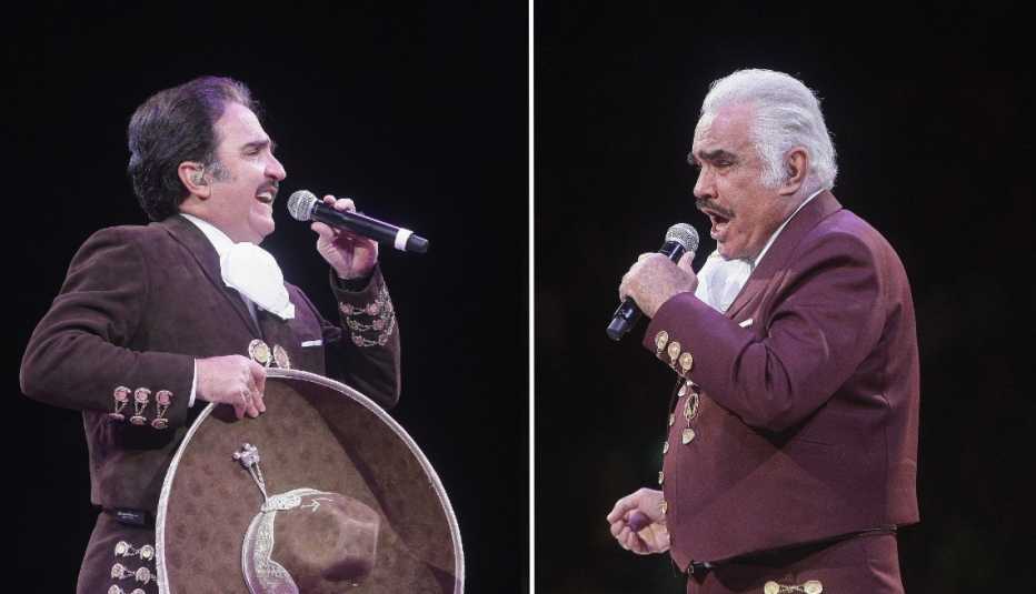 De izquierda a derecha: Vicente Fernández Jr. y Vicente Fernández cantando en el HP Pavilion el 14 de abril de 2013 en San José, California.