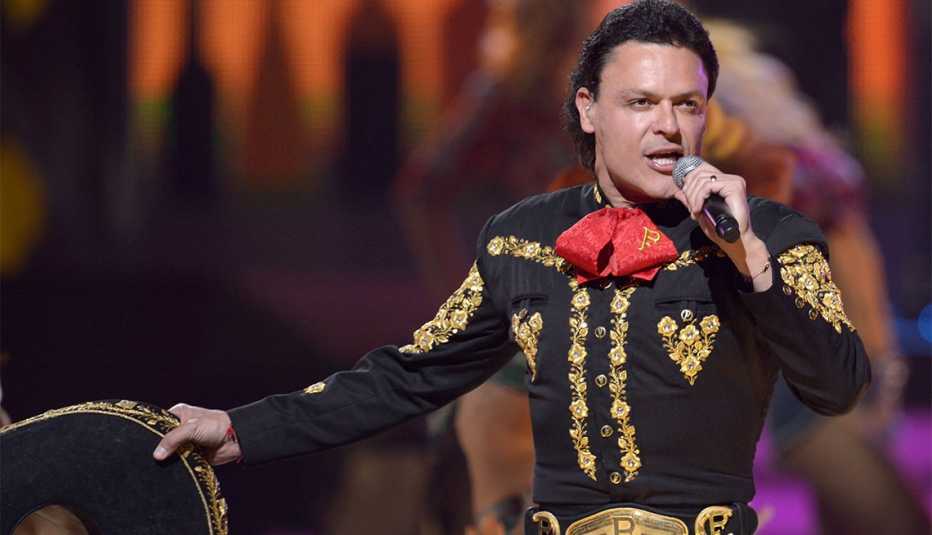 Pedro Fernández vestido de charro mexicano