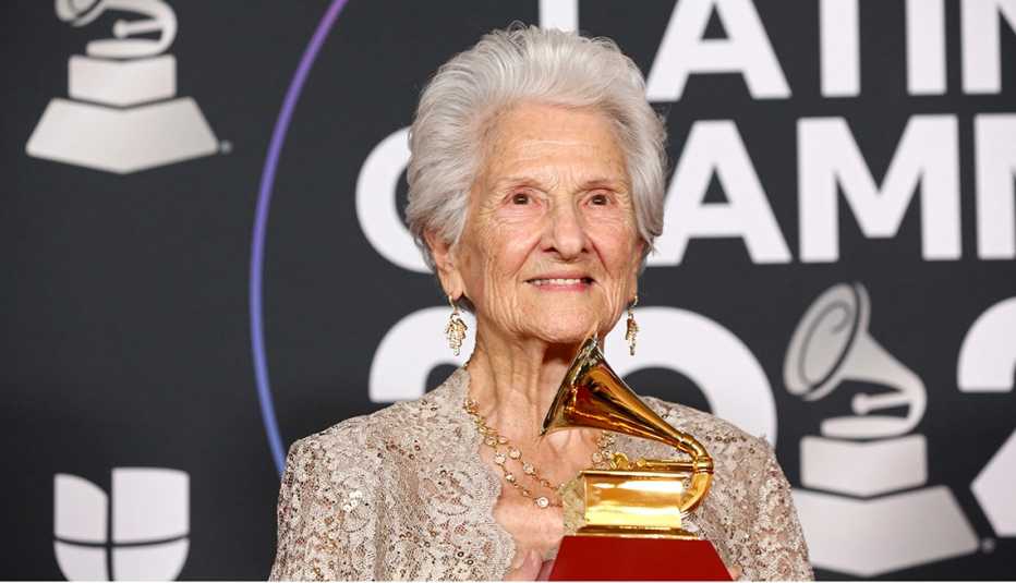 Ángela Álvarez posa con su Grammy Latino al mejor artista nuevo Ángela Álvarez posa con su Grammy Latino al mejor artista nuevo