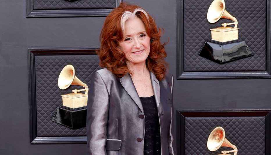 Bonnie Raitt asiste a la 64ª Entrega Anual de los Premios Grammy en el MGM Grand Garden Arena el 3 de abril de 2022 en Las Vegas, Nevada.