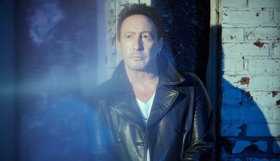 Julian Lennon con chaqueta de cuero.