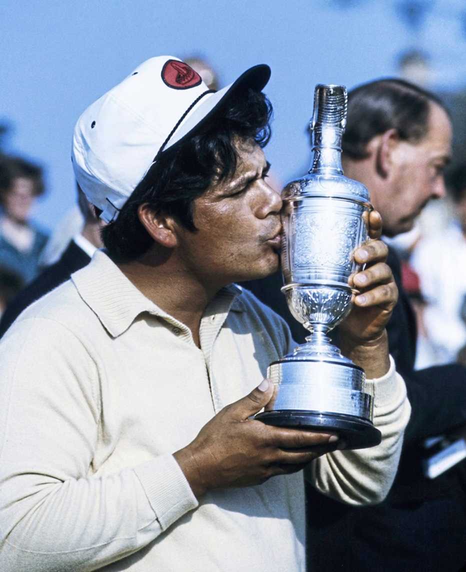 Lee Treviño besa la "Jarra de Clarete" después de su triunfo en el Abierto Británico de 1972.