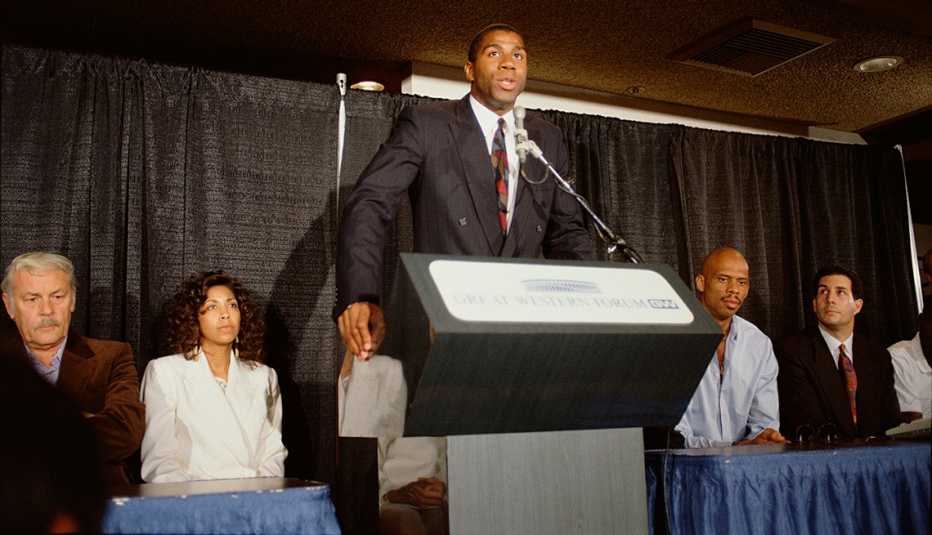 Magic Johnson habla en una rueda de prensa el 7 de noviembre de 1991, donde anuncia su jubilación de la NBA después de ser diagnosticado de VIH.