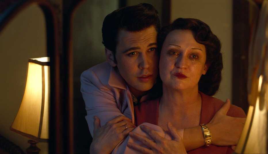 Austin Butler (izquierda) y Helen Thomson en una escena de &ldquo;Elvis&rdquo;.