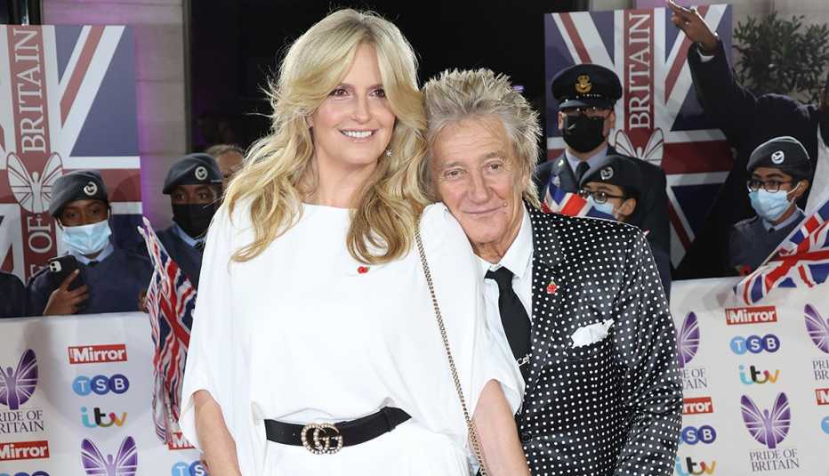 Penny Lancaster (izq.) y Rod Stewart asisten a los premios Pride of Britain Awards 2021 en The Grosvenor House Hotel, el 30 de octubre del 2021, en Londres, Inglaterra.