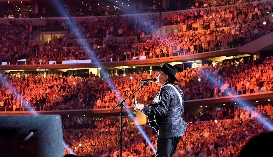 El homenajeado George Strait actúa en el escenario durante la 50ª edición de los Premios de la Academia de Música Country en el estadio AT&T en Arlington, Texas