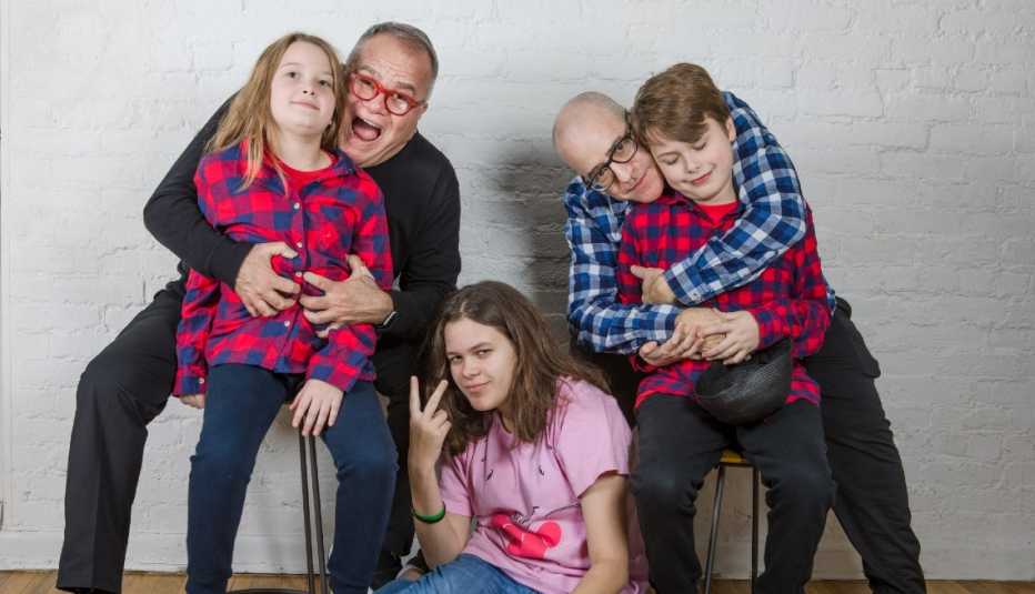 Armando Correa abraza a Anna, 13; Emma, 17, sentada en el piso; y Gonzalo Hernández, su esposo, abraza a Lucas, 13. Armando Correa abraza a Anna, 13; Emma, 17, sentada en el piso; y Gonzalo Hernández, su esposo, abraza a Lucas, 13.