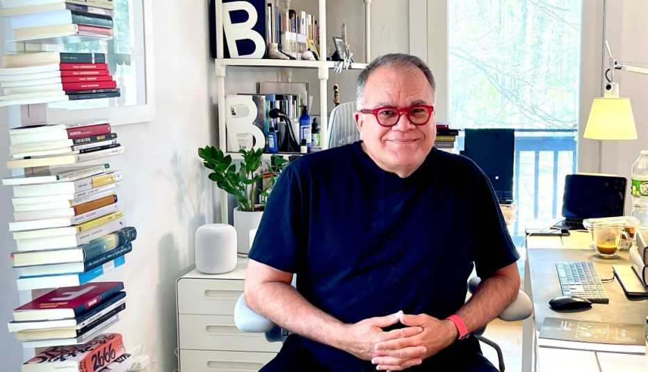 Armando Correa en su cuarto de trabajo, donde se refugia para escribir.