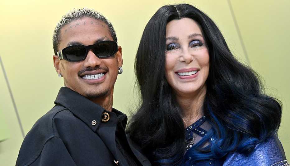 Alexander Edwards y Cher asisten al desfile Versace FW23 en el Pacific Design Center el 9 de marzo del 2023 en West Hollywood, California.