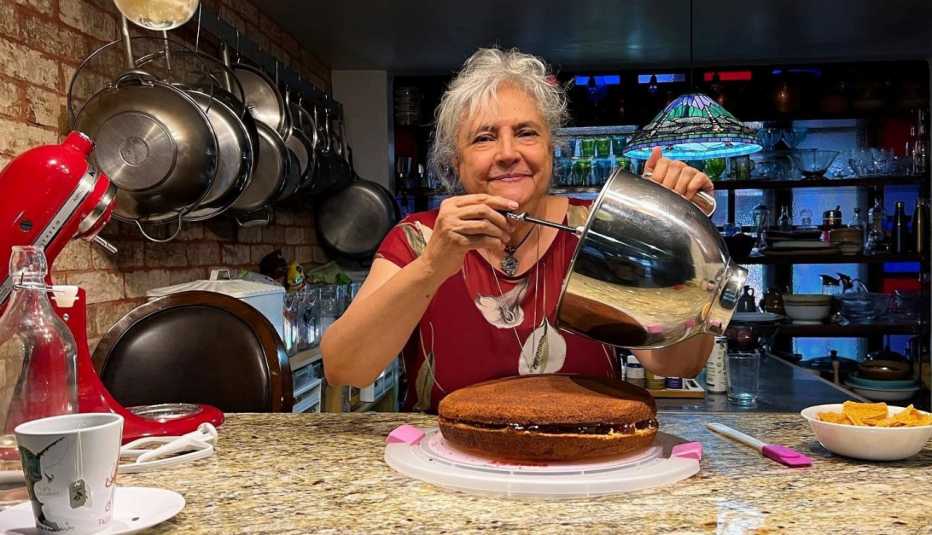 Laura Esquivel cocinando