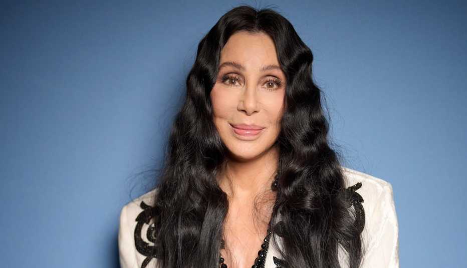 Cher en el desfile de moda de primavera 2024 de Balmain.