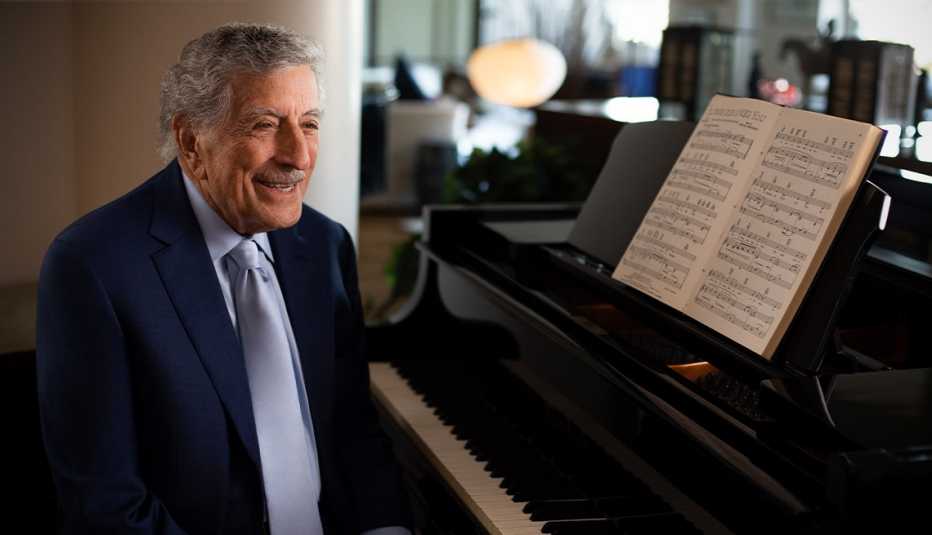 Tony Bennett frente a un piano
