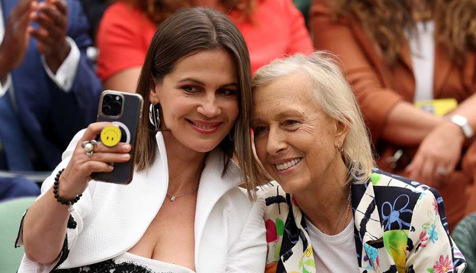 Martina Navratilova y su esposa Julia Lemigova se toman una foto en el Royal Box antes de la final femenina individual en el Campeonato de Wimbledon 2023 en el All England Lawn Tennis and Croquet Club de Londres.
