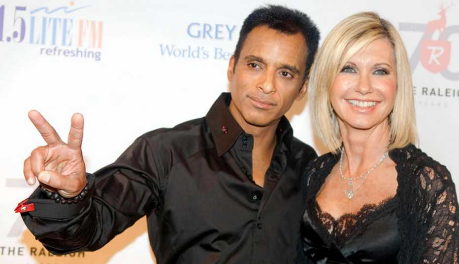 Jon Secada junto a Olivia Newton-John.