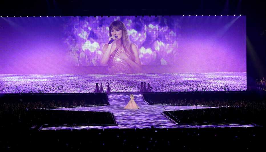 Taylor Swift en el escenario del State Farm Stadium.