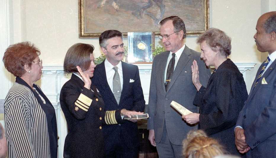 Antonia Novello es juramentada como la 14.ª cirujana general de EE.UU. ante la jueza Sandra Day O&rsquo;Connor. De izquierda a derecha: la madre de Novello, Ana Delia Flores Coello; Antonia Novello; su esposo, Joseph Novello; el presidente George H.W. Bush; la jueza Sandra Day O&rsquo;Connor; y Louis Sullivan, secretario del Departamento de Salud y Servicios Humanos.