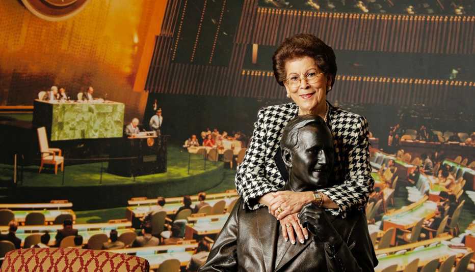Antonia Novello posa con un busto del presidente George H. W. Bush, quien la nombró para el cargo más importante de salud pública del país.