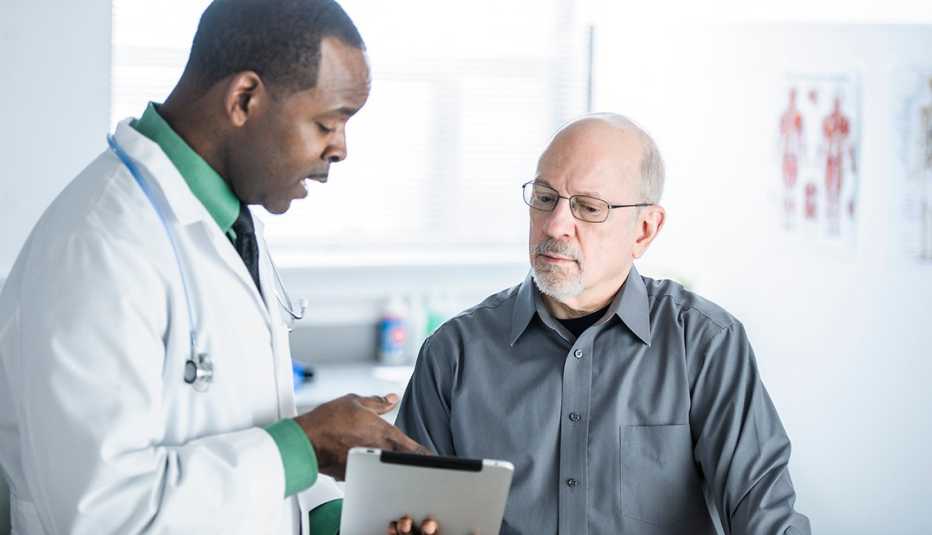 Un doctor habla con su paciente