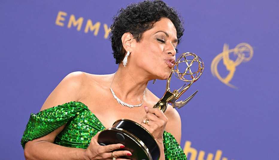 Liza Colón-Zayas en la 76ª edición de los premios Primetime Emmy celebrada en el Peacock Theatre el 15 de septiembre de 2024 en Los Ángeles.
