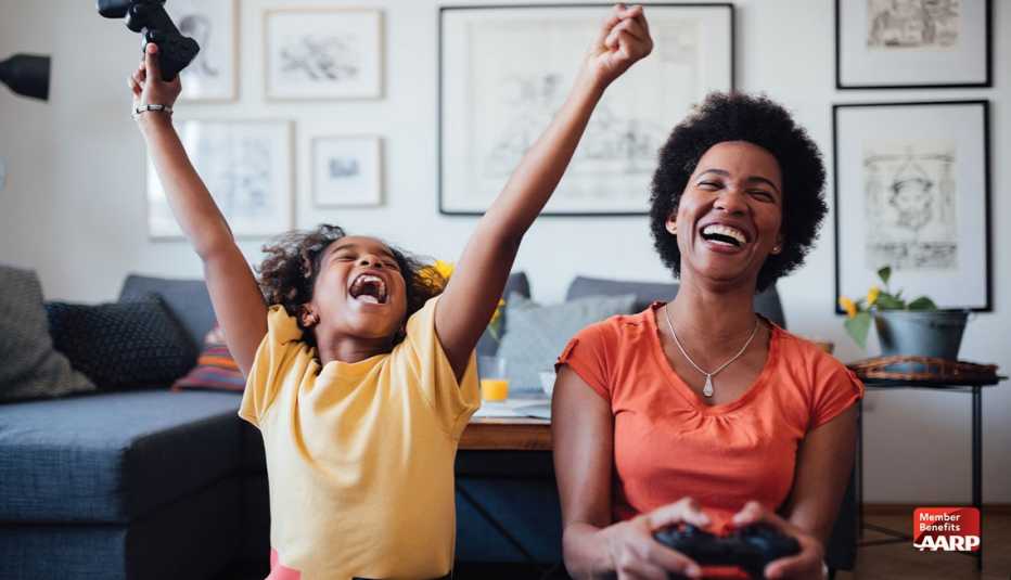 Una madre y su hija jugando videojuegos.