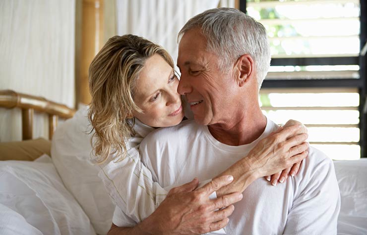 Pareja abrazada en la cama - Cómo revivir su vida sexual
