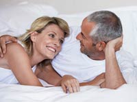 Una pareja abrazándose en su cama - 6 maneras de tener buen sexo Una pareja abrazándose en su cama - 6 maneras de tener buen sexo