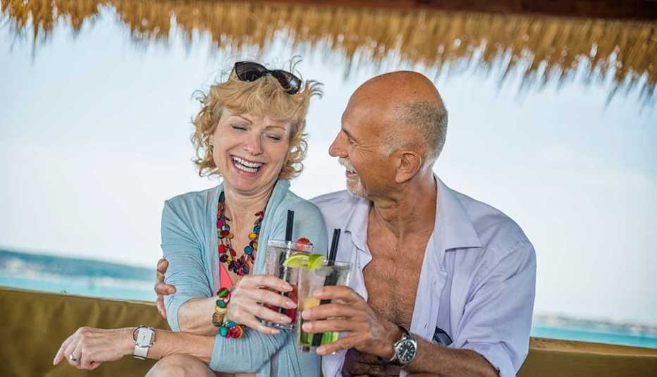 Excelentes lugares donde conocer gente – Pareja brindando en la playa Excelentes lugares donde conocer gente – Pareja brindando en la playa