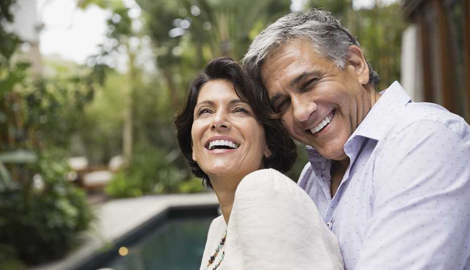 Sitios de citas donde podrías encontrar tu pareja ideal - Pareja sonriendo