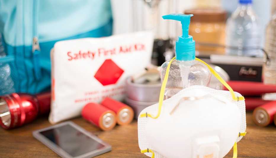 Suministros de preparación para emergencias sobre una mesa
