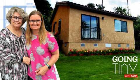 dos mujeres de pie frente a una casa pequeña two women stand alongside a tiny home