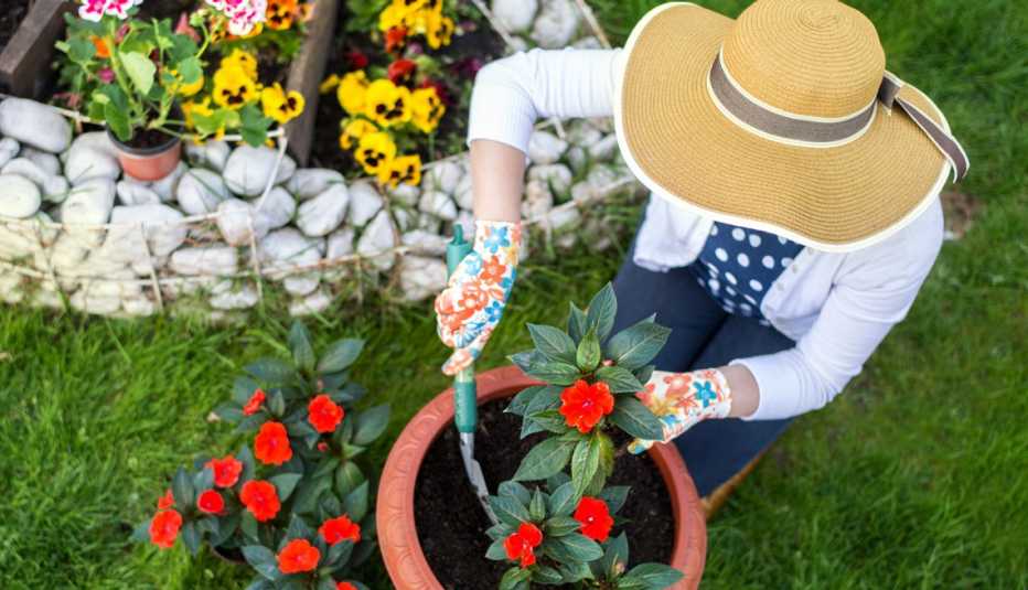 Mujer trabajando en el jardín.