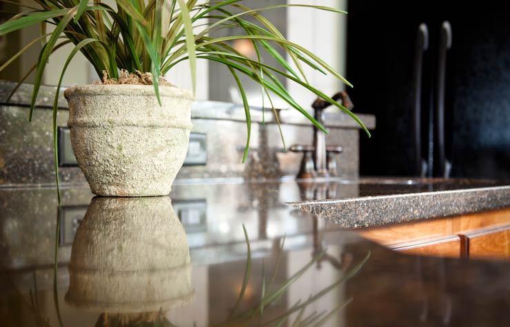 Granito en la cocina con fregadero y una planta. Mejoras en la cocina. Granito en la cocina con fregadero y una planta. Mejoras en la cocina.