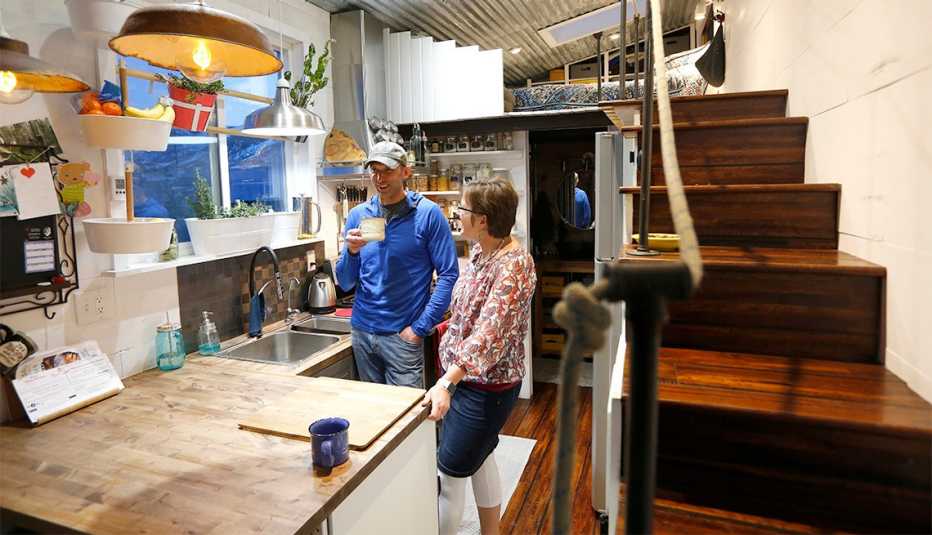 Marty y Stacey Mittelstadt están parados en la cocina de su micro casa Marty y Stacey Mittelstadt están parados en la cocina de su micro casa