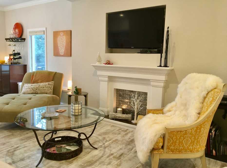 Sala interior con televisión