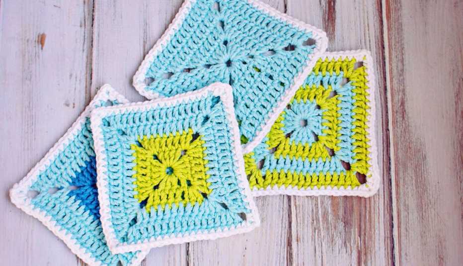 Posavasos azules y verdes tejidos a croché Posavasos azules y verdes tejidos a croché