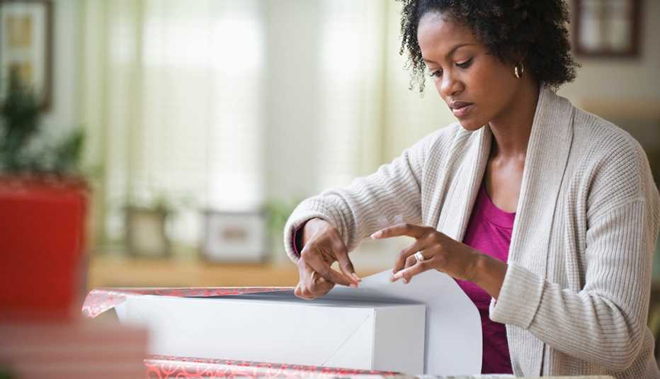 Mujer empaca un regalo Mujer empaca un regalo