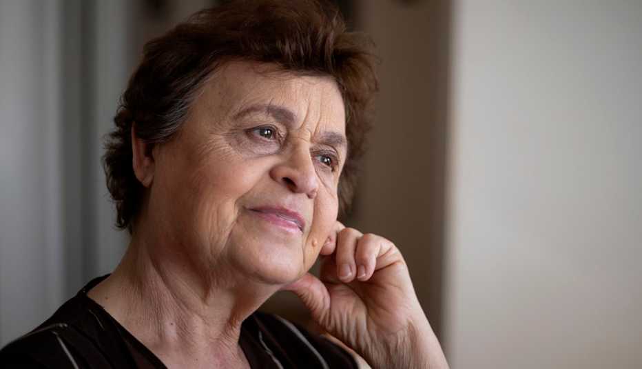 Mujer mayor con aspecto de desolación