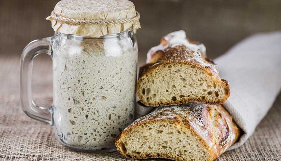 Pan fermentado junto a una jarra con masa fermentada