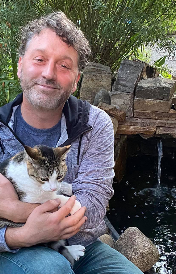 Tony Sacco con su gato Sushi