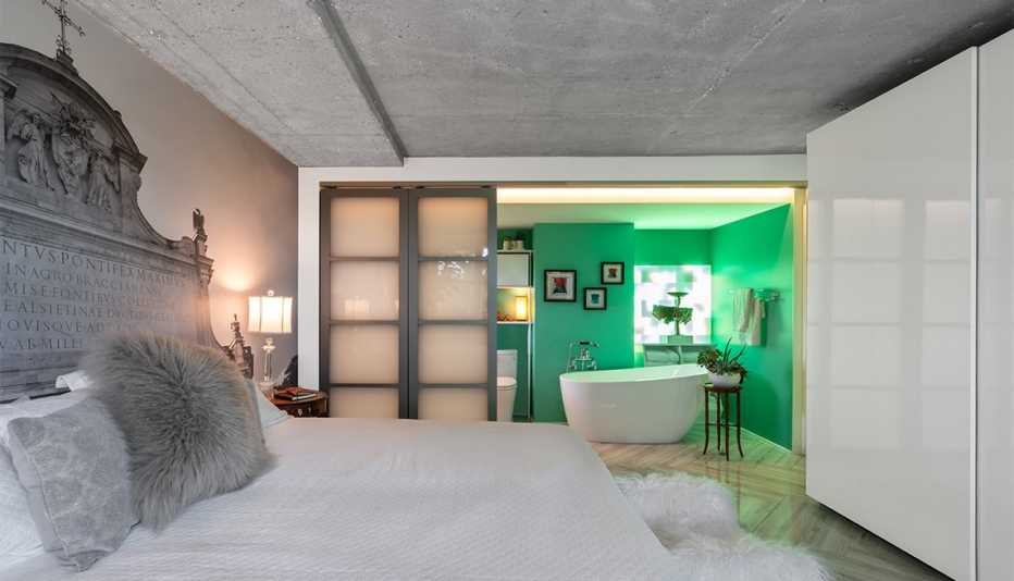 Dormitorio con un baño en el fondo