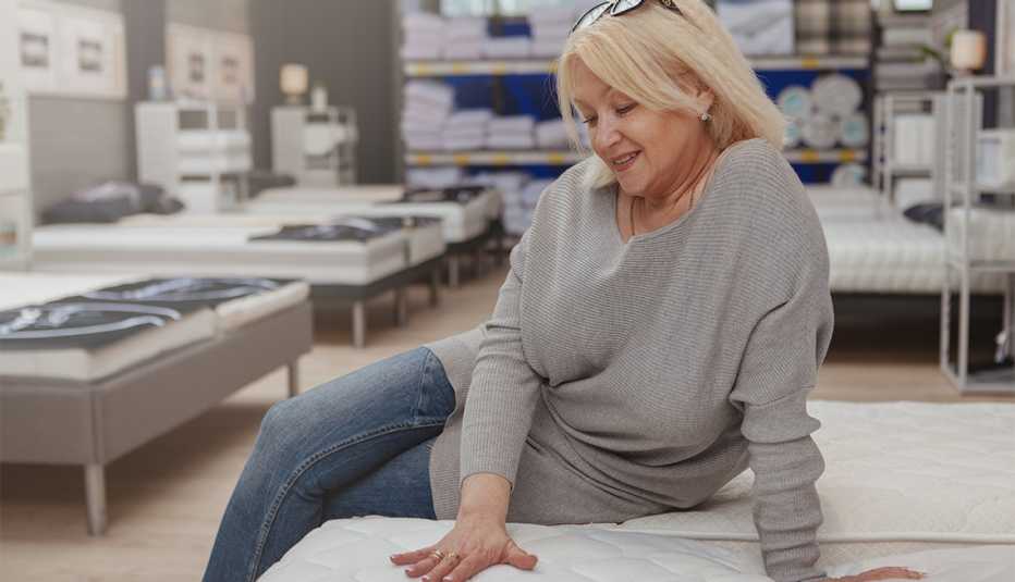 Mujer sentada sobre un colchón