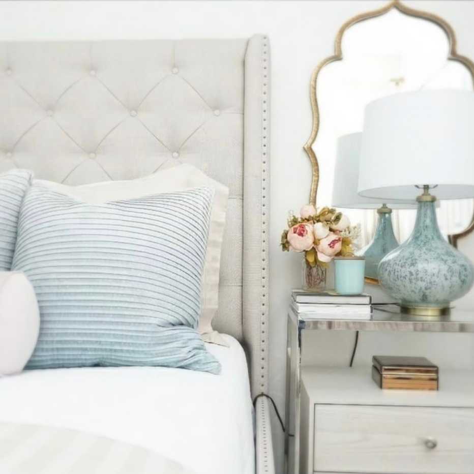 Primer plano de un dormitorio con colores claros 