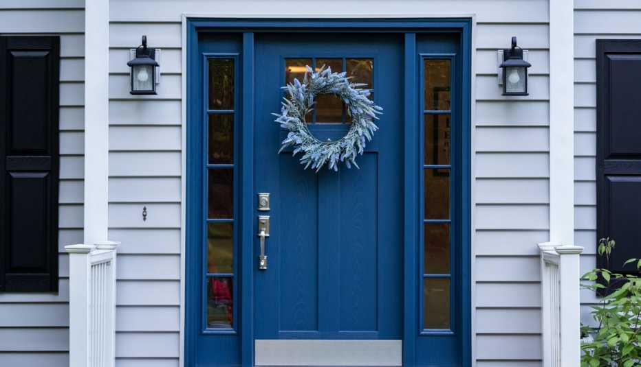 Puerta de color azul con una guirnalda colgada Puerta de color azul con una guirnalda colgada